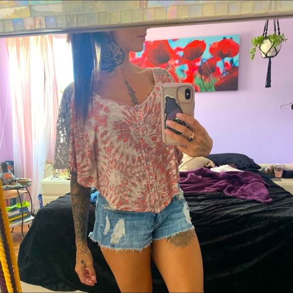 Flowy Lace Butterfly Sleeve Top - Picture 2 of 5